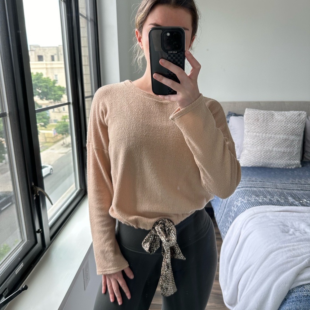 Cozy long-sleeve with adjustable tie waist